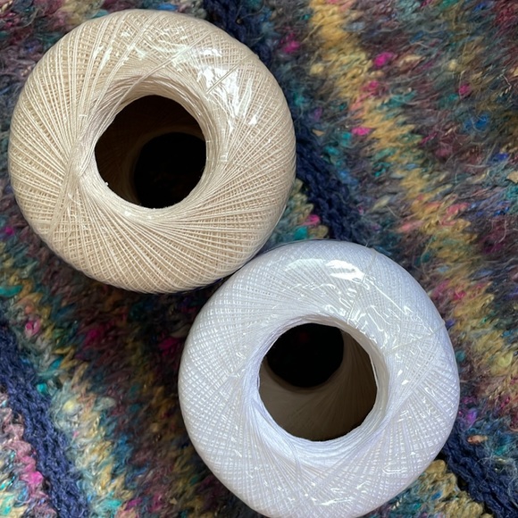 2 skeins of size 30 lace weight crochet cotton white and beige - Picture 2 of 4